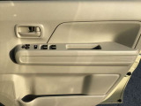 運転席のドアトリムとパワーウィンドウスイッチです。