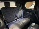 3列目も大きめレザーシートです。