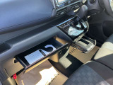 収納上手!上下2つのグローボックスなので小物や車検証など収納出来ます♪