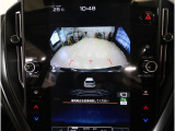 後方映像を11.6インチディスプレイに表示し、ステアリング連動ガイドラインが駐車をサポート。さらに後退時はリヤ4センサーが障害物を検知し、必要に応じてブレーキが作動します。
