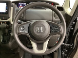 ハンドルにHondaセンシング系のクルーズコントロールやレーンキープアシストなどのスイッチと、オーディオの操作スイッチが装備されています。ハンドルから手を離さず安全に操作できます。