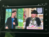 テレビ番組を画面で視聴でき、停車中の待ち時間を過ごす際にも活用できます。画面には番組映像が表示され、車内でひと息つきたい場面に便利な装備です。