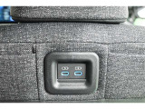 充電用USB端子付き。スマートフォンなどの充電に便利です。