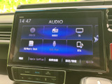 オーディオソースを画面から選べる構成で、音楽やラジオなどを用途に合わせて利用できます。項目が見やすくまとまり、日常の移動中も好みに合わせて楽しめる装備です。