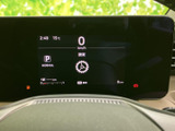 ステアリング越しにデジタル表示を確認でき、速度やシフト位置など運転に必要な情報を把握しやすい構成です。視線の移動を抑えながら、表示内容を確認できます。