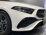 低くフラットなボンネット、シャープなヘッドライトがワイド感を強調。スポーティな走りを表現したフロントデザインです。