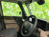前席の様子を見渡せる開放的な視界で、乗り降りする方にも車内の雰囲気が伝わります。ベージュと黒を組み合わせたドアまわりが、落ち着いた空間を演出しています。