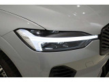 現代ボルボを象徴するフルLEDトールハンマー型ヘッドライトはデイタイムライト(昼間時常時点灯)の役割を果たします。