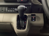 運転席周辺のスマートなレイアウトが、操作のしやすさを実現。快適なドライブをサポートします。