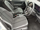 視界が広く運転しやすいコックピット。デジタルメーターや純正ナビを機能的に配置し、初めての方でも安心してドライブを楽しめます。