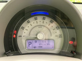 速度表示と各種インジケーター、液晶表示がひと目で確認できる配置です。運転に必要な情報をまとめて把握しやすく、停車中の車両情報確認にも役立つメーターまわりです。