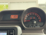 速度計とデジタル表示がまとまり、運転に必要な情報を確認しやすい配置です。表示内容を視線で追いやすく、走行前の確認や日々の運転をサポートしてくれます。