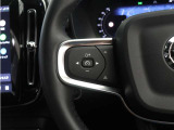 前方車を自動追従するアダプティブクルーズコントロールに加え、ステアリング操舵も行う進化型クルーズ『パイロットアシスト』を搭載。車体を車線内へと適正に維持しつつ先行車を忠実に追従します。