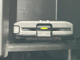 カードを挿入するスロットと取り出しボタンが備わり、対応機器を使う際に扱いやすい配置です。周囲のスペースもすっきりしており、手元で確認しやすくなっています。