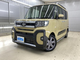角張ったフロントまわりとボディ同色のアクセントが目を引く、洗練された佇まい。引き締まった黒いバンパーが全体をまとめ、存在感のある印象に仕上がっています。
