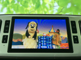 テレビ番組を画面で楽しめる装備を備えています。停車中の待ち時間に映像を視聴でき、車内で過ごすひとときの楽しみが広がります。画面表示も確認しやすく、日常の使い勝手に役立ちます。
