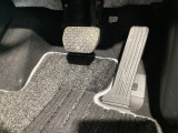 マツダ車の共通するポイントに前輪を前に出し運転席足元スペースを広げたこと!これによりホイールハウスが邪魔にならずにドライバーの中心線を基準とした位置へのペダル配置が可能となりました!