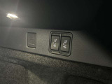 リアシートは電動格納が可能です。