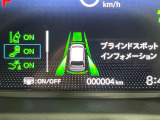 【ブラインドスポットインフォメーション】走行中、ドアミラーの死角になりやすい箇所に後続車が接近するとサイドミラー付近に警告を表示、ドライバーに注意喚起をしてくれます。