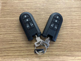 【スマートキー】 スマートキーを携帯していれば、ドアハンドルのボタンを押してロックの解除ができ、パワースライドドアもワンタッチで開閉できます。
