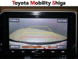 車庫入れや縦列駐車などの際に、後退操作の参考になるガイドラインをモニター画面に表示します。
