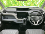 運転席まわりは、前方を見渡しやすいすっきりとしたレイアウトです。シートは身体を受け止める形状で、乗り込んだ際の視界や座り心地にも配慮されています。