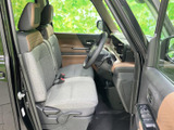 前席は視界が広く、運転席から前方や周囲を確認しやすいレイアウトです。落ち着いた色合いのシートとドア内張りがまとまり、乗り降りの際にも室内を見渡せます。