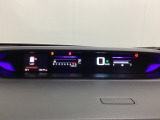 デジタル表示のスピードメーターとタコメーターを大きく配した見やすいメーター部になっています。左側のインフォメーション画面でオドメーターや燃費などの情報を確認できます。