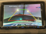 リバースギアに入れるだけで後方の表示へ切り替わります。夜間や雨の日の駐車も楽になりますよ。