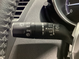 レバーをAUTOの位置にしているとき、レインセンサーが雨を感知すると、雨量に応じてワイパーが自動で作動してくれるオートワイパーを装備!設定変更で非作動にすると、間欠作動に固定されます。