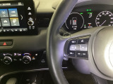 ステアリング左手側にオーディオ関連のコントロールスイッチを配置しています。操作時は視線を逸らすことなく運転に集中できます。