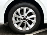 195/55R16タイヤとTSI Style専用16インチアルミホイール「Palermo」を装着。足元をエレガントに引き締め、安定した走行性能を発揮します。