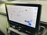 現在地周辺の道路や地名が画面に表示され、地図を見ながら目的地までの道のりを確認できます。地図上の検索や各種メニューにもアクセスしやすく、行き先を設定する際にも便利です。