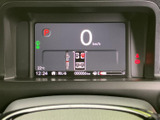 速度やシフト位置などの情報が一画面にまとまり、運転中に必要な表示を確認しやすい構成です。視線を移す量を抑えながら、走行状況を把握する際にも役立ちます。