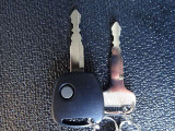 【キーレス】ボタン一つでロックアンロックが可能なので、昔の車のようにわざわざ鍵を差し込む必要もなく、お車を傷つける心配もなくなります♪