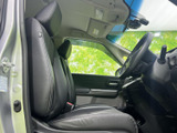 前席はゆったりとした座面と背もたれが身体を支え、運転席からの視界も広く感じられます。落ち着いた色調の室内で、乗り降りの際にも座席まわりを確認しやすい空間です。