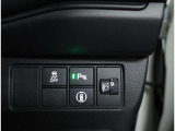 お車のキーはスマートキーです。キーを身につけた状態で車に近づき、ドアロックの解錠や施錠操作が出来ます。雨の日など両手がふさがっている時など、とっても便利ですね。