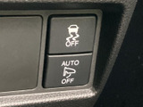 車両安定制御やオート機能に関するスイッチがまとまり、必要な設定を確認しやすい配置です。表示を見ながら操作でき、日々の運転時にも扱いやすい構成です。