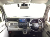 運転席は、大きな座面と包み込むような背もたれがドライバーの身体全体をしっかり支えます。上質なシート素材と座り心地のよいクッションを採用し、長時間の運転やコーナーの多い道も快適です