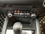 運転席・助手席シートヒーターを装備しております。寒い季節にも快適にご使用いただける装備です。フルオートエアコンも備わっておりますので、車内環境を快適に保ちやすい仕様となっております。