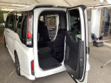 テールゲートは人が乗り降りする時のヨコ開きと、荷物を載せる時は通常のタテ開きの2通りの開閉ができる、わくわくゲートです。