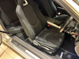 ヘッドレストと背もたれを一体にまとめた運転席。腰や背中を支える形を確かめながら、自分に合う運転姿勢を探せます。スポーティーな見た目だけでなく、日々座るときの感触も大切にして選べます。