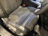 身体を包み込むような形状で快適な座り心地を実現し、DS4ならではのフランス車らしい優雅さと高級感を演出しています。