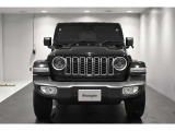 Jeep伝統の7スロットグリルが存在感ありますね。