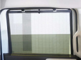 ◆スクリーンサンシェード◆リアドアに装備されています。日差しを和らげ、プライバシーの保護にも役立ちます。後部座席にお子様を乗車させるときも、ゆっくりお昼寝できます♪
