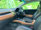 助手席側から運転席まで見通せる室内は、視界が開けていて前席の広がりを感じられます。シートや足元もすっきりとまとまり、同乗される方にも落ち着いて過ごしていただけます。