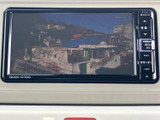テレビ映像を表示できる画面を備えており、停車中の休憩時間に番組を視聴できます。車内で過ごすひとときに活用でき、画面で映像を確認しながら楽しめます。