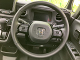 手元に複数のスイッチがまとまり、運転姿勢を保ちながら必要な操作を行いやすい配置です。表示も見分けやすく、日常の移動で使う機能を手元で扱える便利さがあります。
