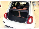 リアシートは片方ずつの可倒式。急な大荷物があっても十分に対応できます。