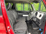 運転席まわりには十分なスペースがあり、大柄な方でもゆったり運転していただける環境です。